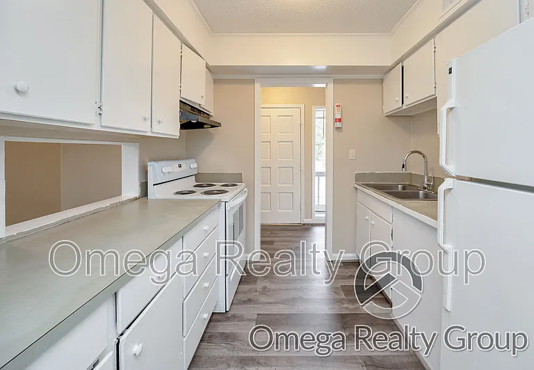 Camelot Apartments — Photo 48