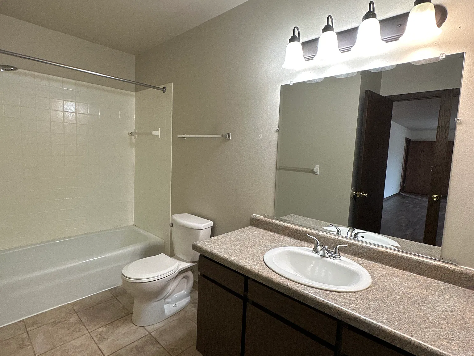 2 bed, 755 sqft, $830 — Photo 2