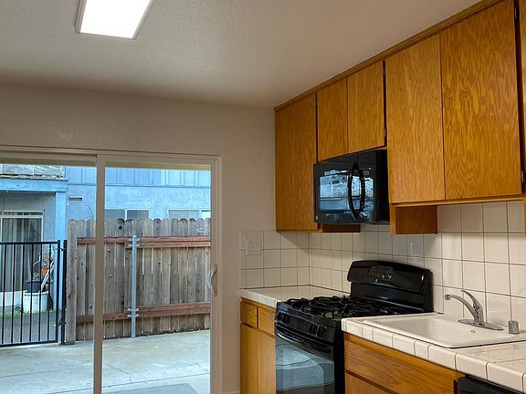 2nd image of 784 Wesley Ave #3