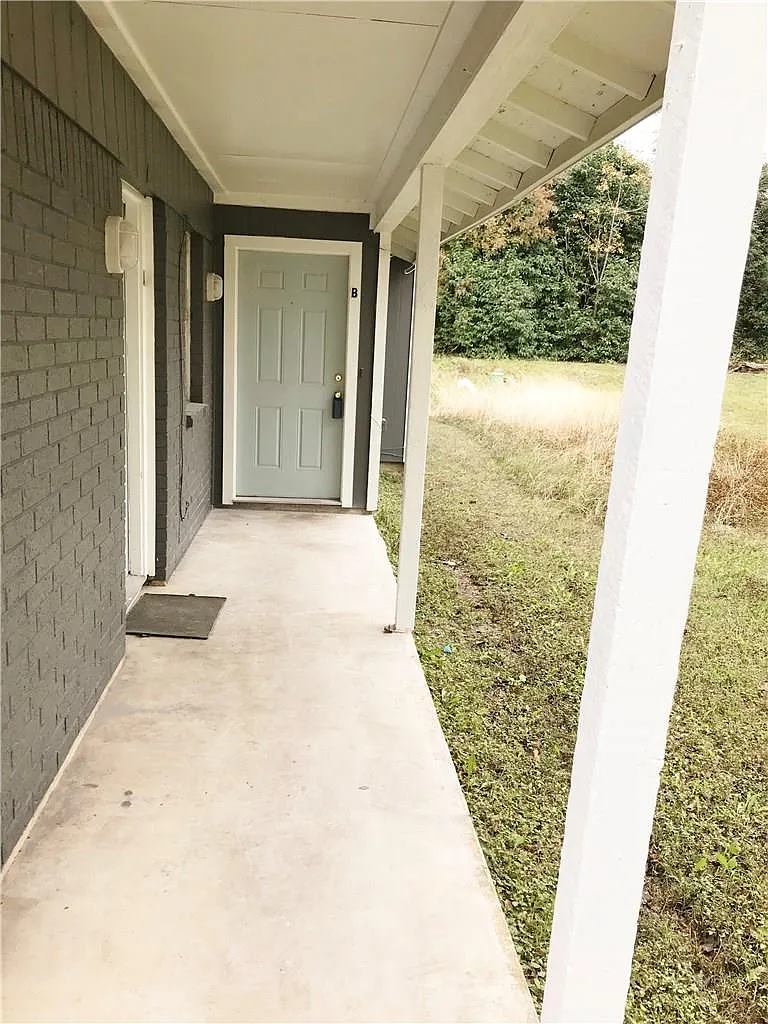 3 bed, 1.5 bath, 1905 sqft, $1,650 — Photo 2