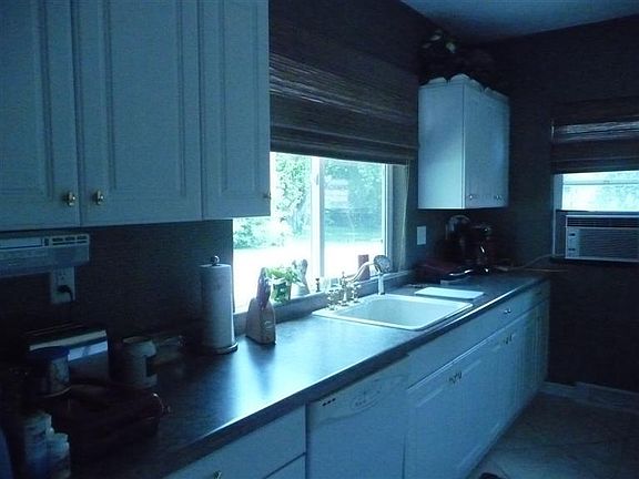 4th image of 300 W Washington Ave