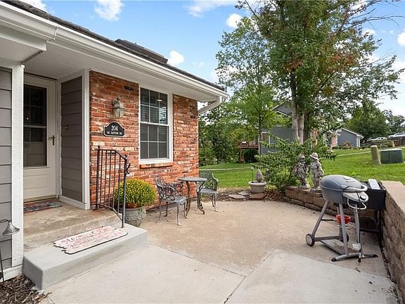 2nd image of 204 NE Bayview Dr