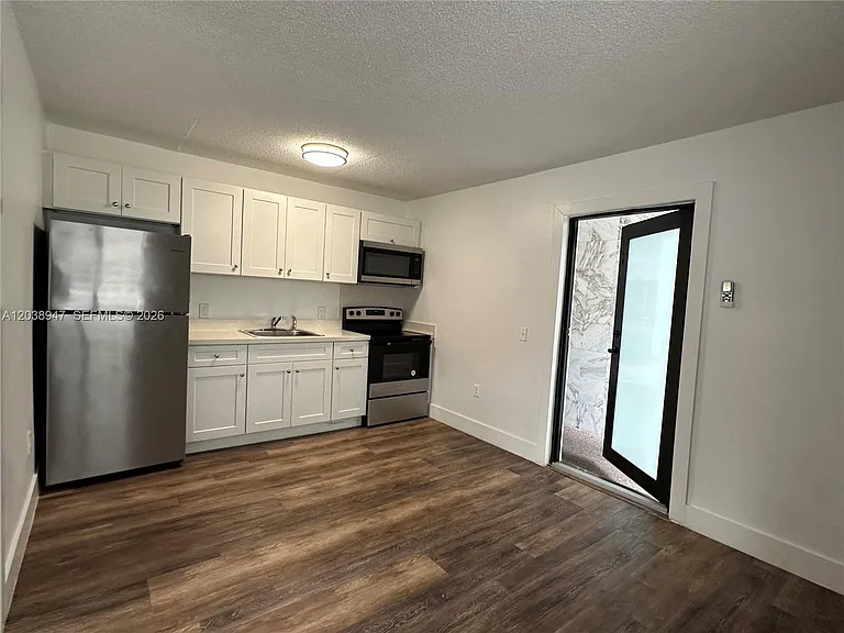 529 SW 4th St #104 — Photo 7