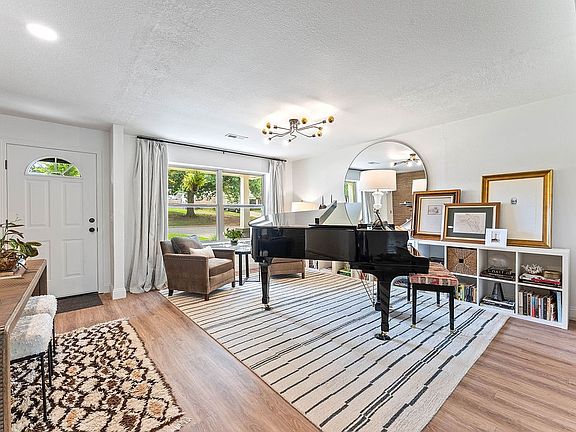 4th image of 2906 W Parkwood Dr