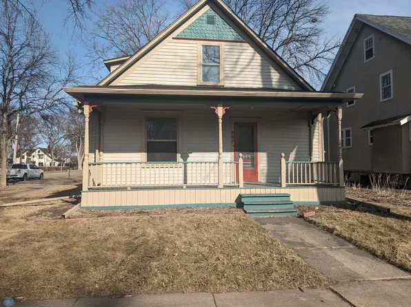 802 9th St S, Fargo, ND 58103