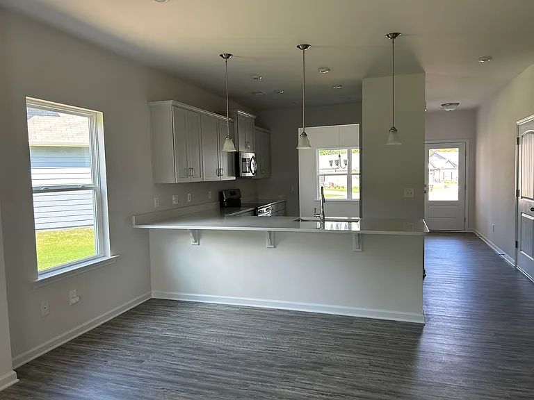152 Marion Dr — Photo 3