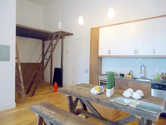 3rd image of 949 Willoughby Ave #217RKA