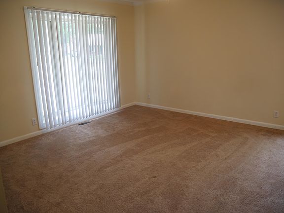 5th image of 569 Judy Ln