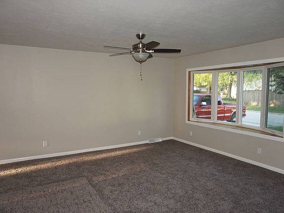 3rd image of 51 Oakwood Dr
