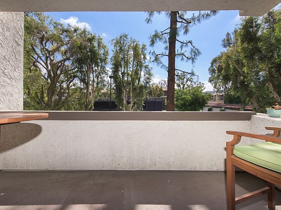 3rd image of 5800 Owensmouth Ave APT 66