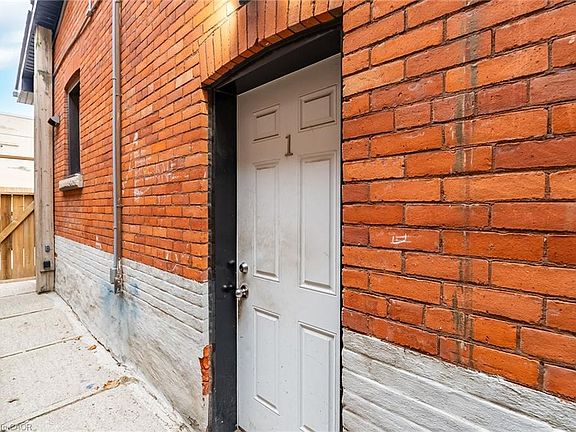 3rd image of 526 King St E