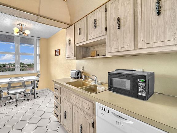 4th image of 250 Jacaranda Dr APT 704