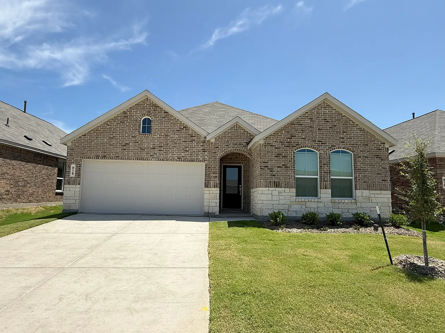 916 Sugarberry St — Photo 1