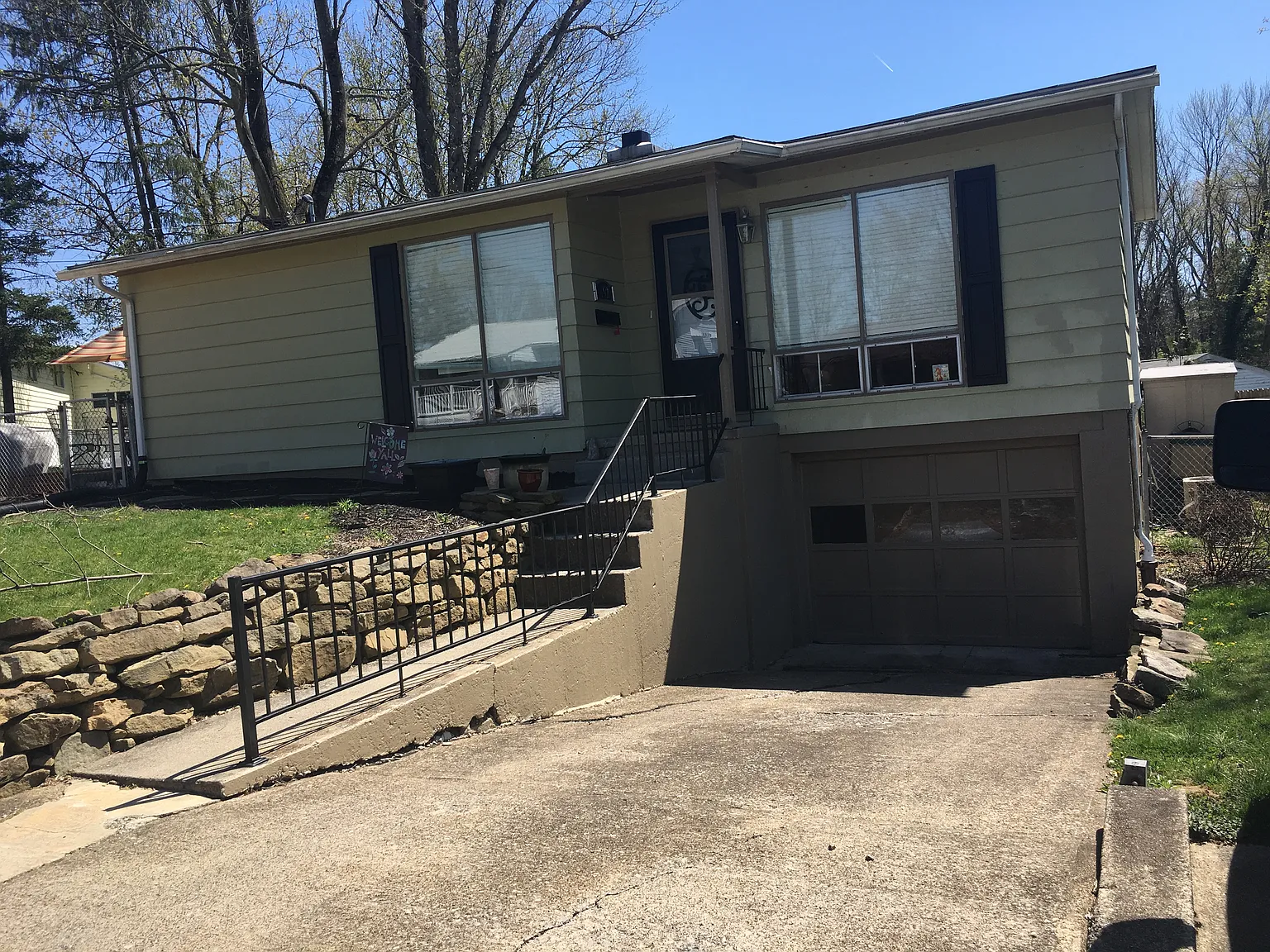 452 Hillview Dr photo 1