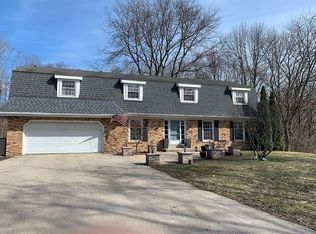 8276 Flagstone Ct, Greendale, WI 53129