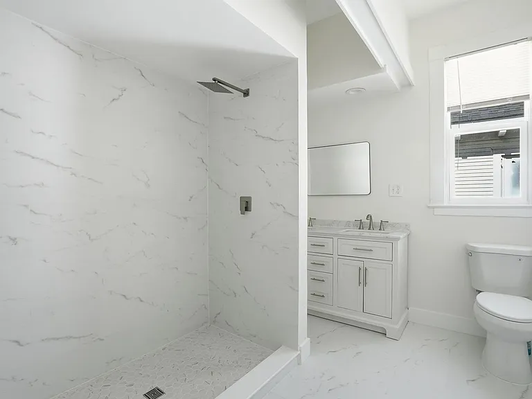 809 E Henry St — Photo 38