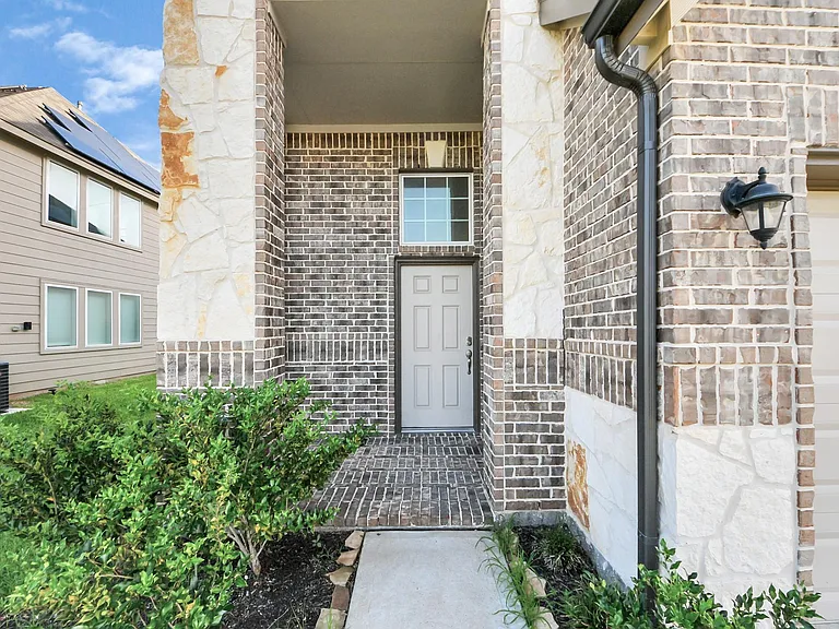 6302 Prince Place Dr — Photo 2