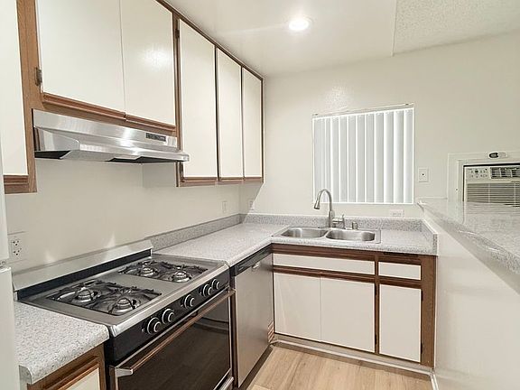3rd image of 400 S Westmoreland Ave #315