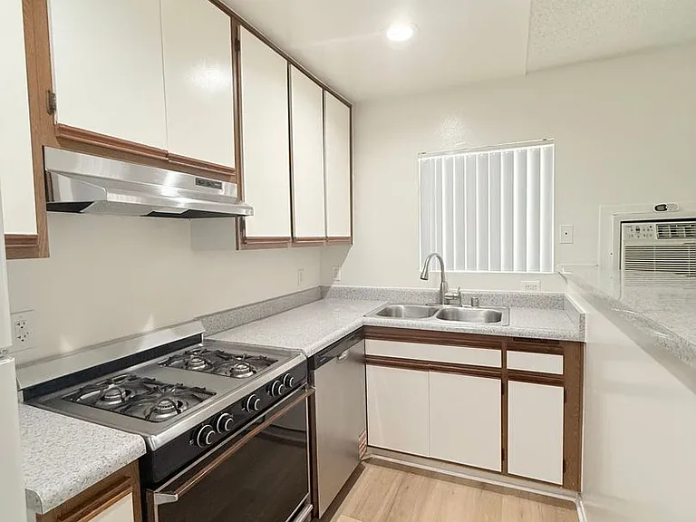 400 Westmoreland Apartments - Modern, approachable, city-living vibe — Photo 13