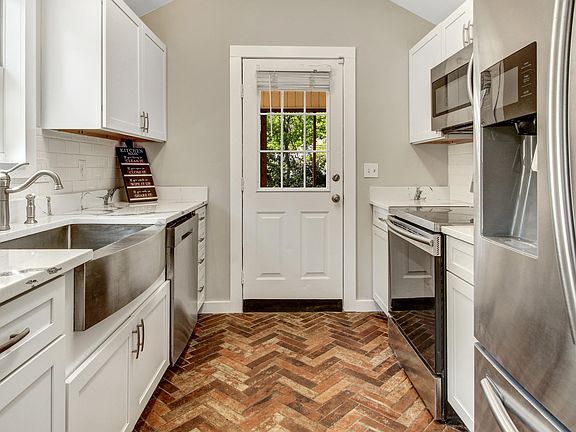 3rd image of 2104 Razorback Ln