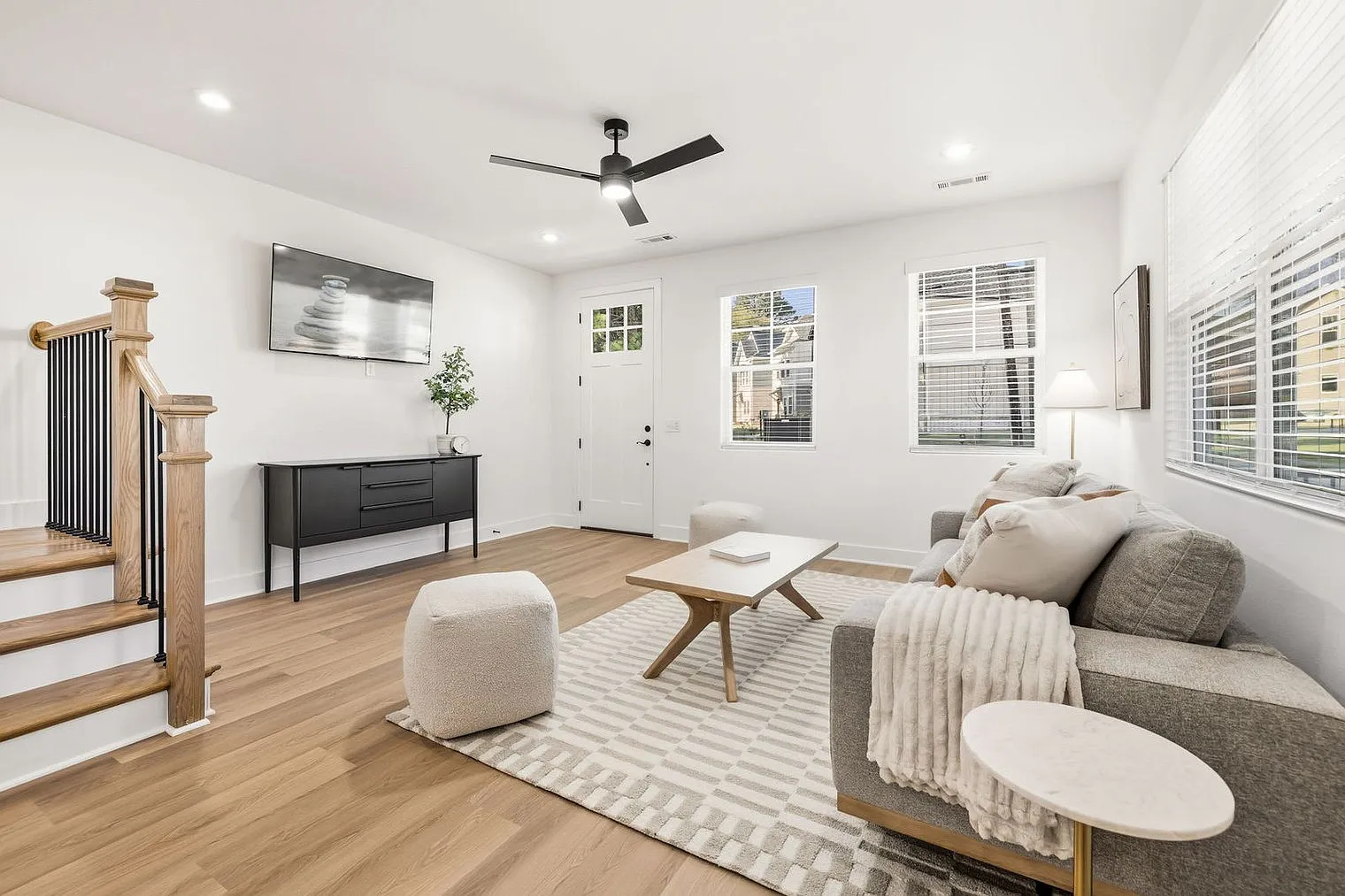 3 bed, 2.0 bath, 1711 sqft, $3,585 — Photo 2
