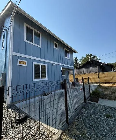 302 Van Trump Ave NE #B — Photo 2