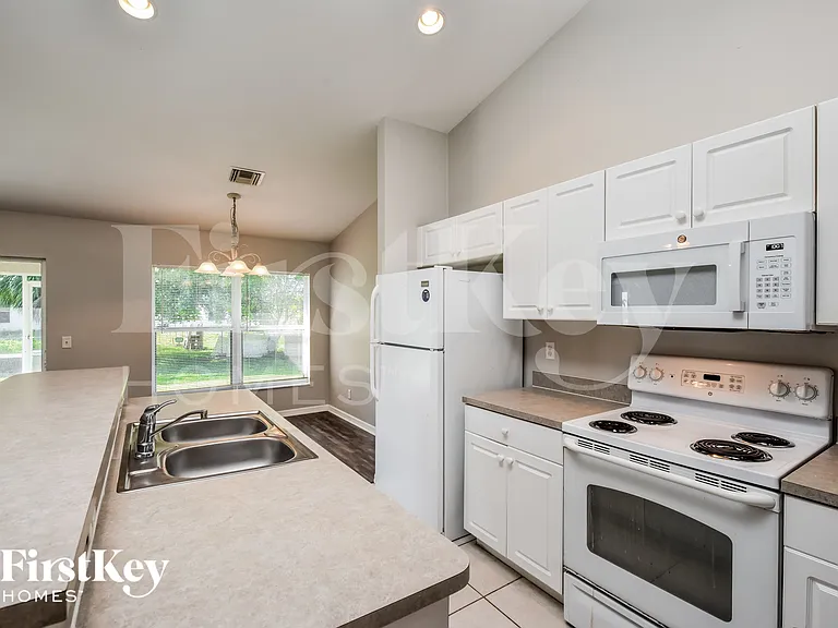 218 Manatee St — Photo 6