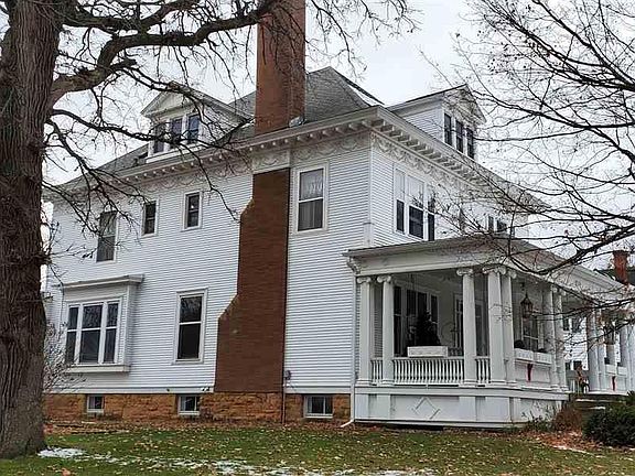 3rd image of 824 Elm Ave E
