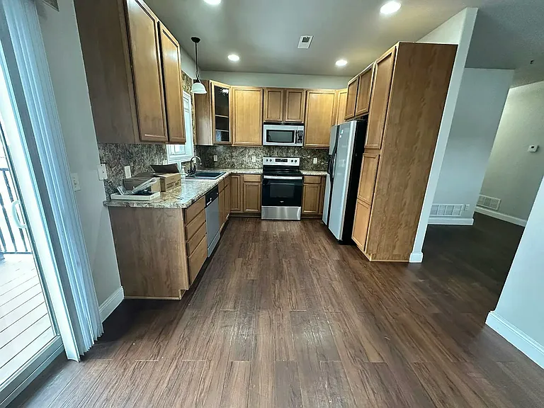1111 Anamosa St #3 — Photo 2