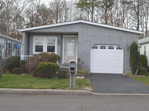 185 Village Circle W #185, Manorville, NY 11949