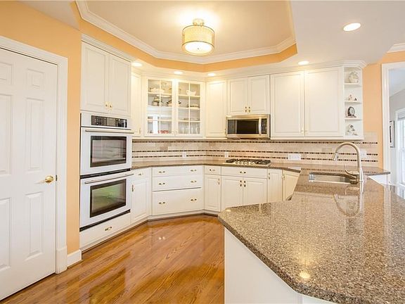 4th image of 1 Crownwood Cir