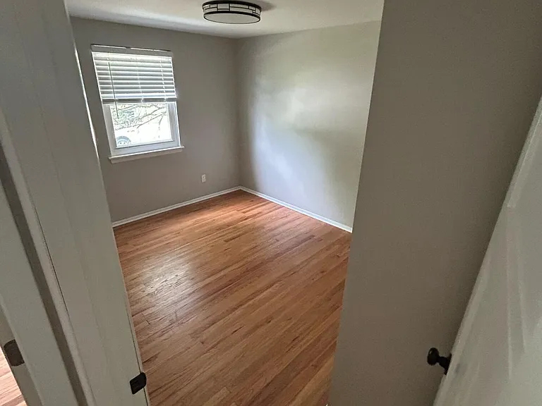 2930 Marshall St — Photo 10