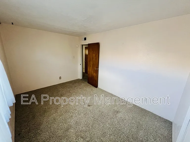 716 Dallas St NE — Photo 11