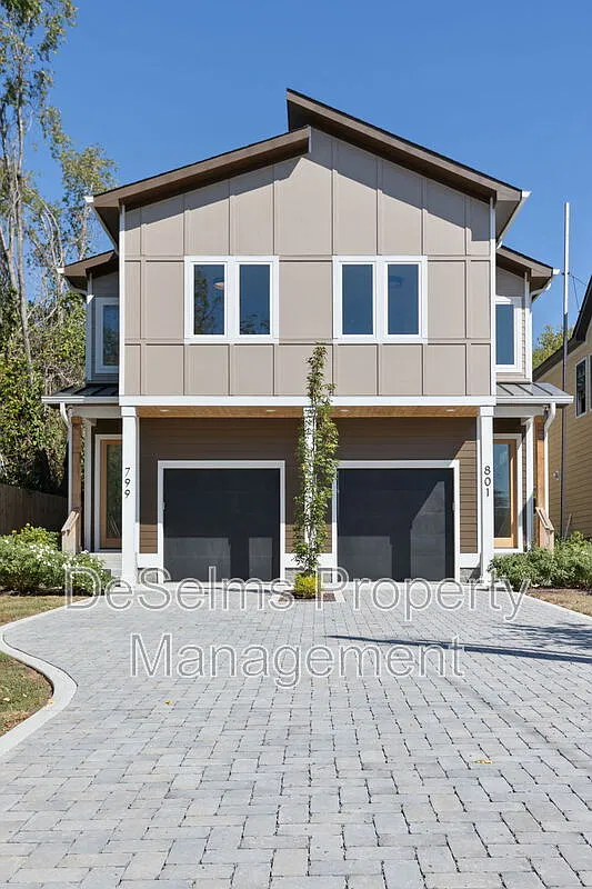 3 bed, 2.5 bath, 2200 sqft, $3,000 — Photo 1