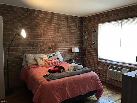 2nd image of 856 W Altgeld St APT 3