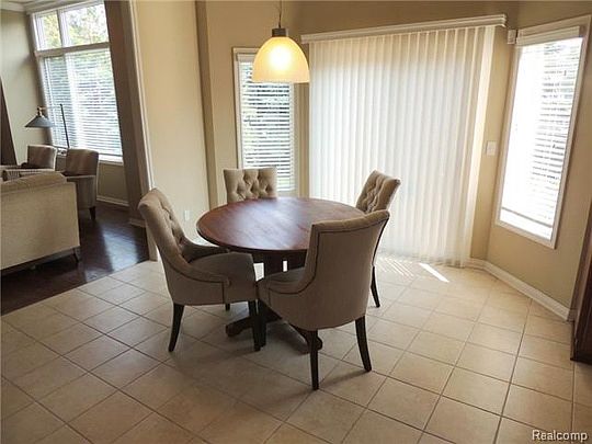 5th image of 1075 Salma Dr
