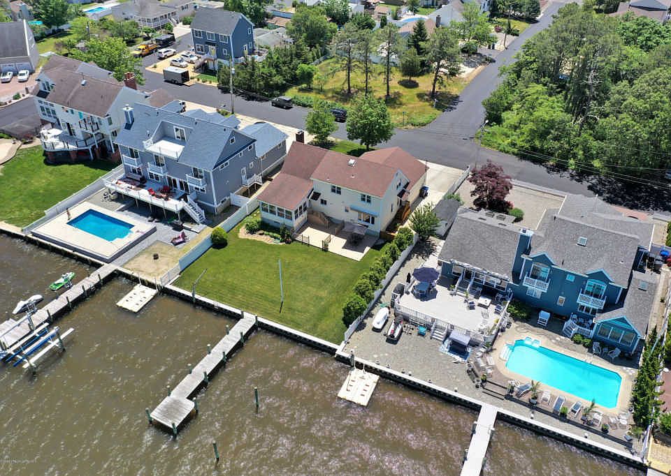 1st image of 310 Cambourne Dr