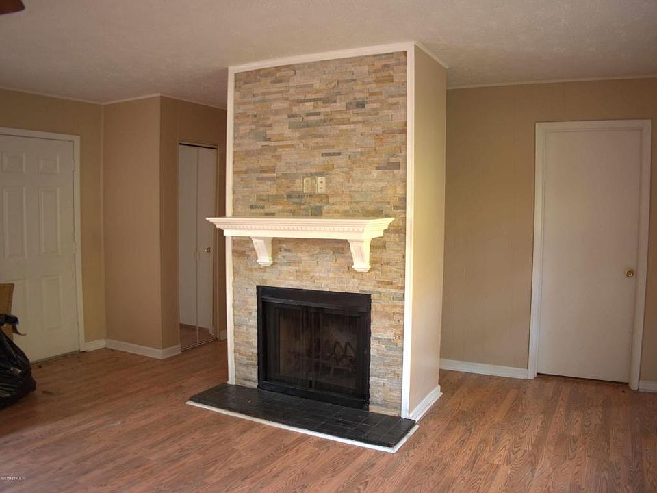 2nd image of 200 N Roscoe Blvd
