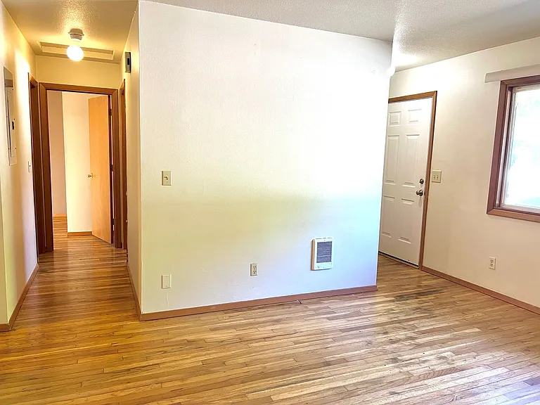 300 Lincoln St — Photo 3