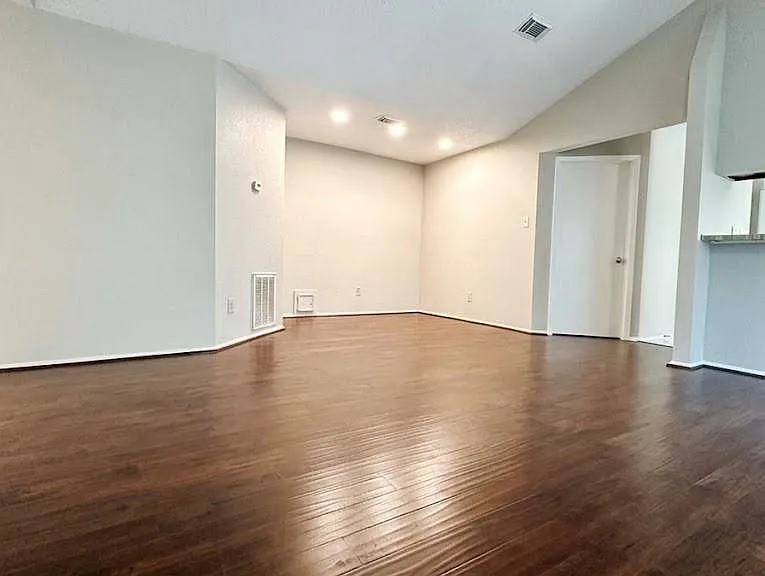 9302 Golden Sunshine Dr — Photo 4