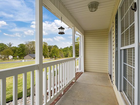 4th image of 132 Whispering Hills Ln