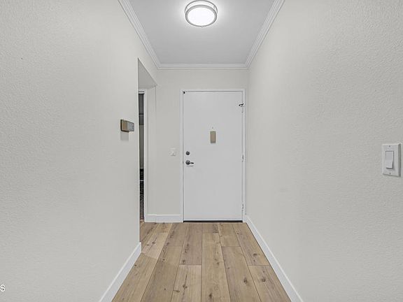 5th image of 5500 Owensmouth Ave APT 104