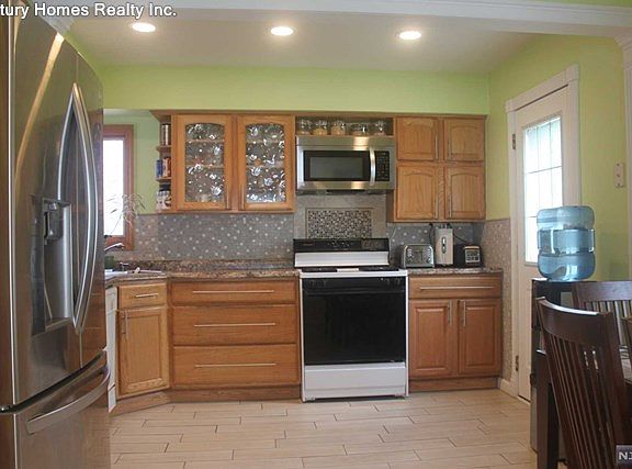 5th image of 40 Schlosser Dr