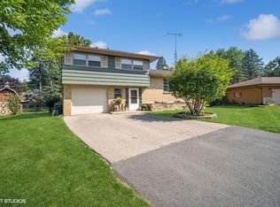 921 Birchwood Dr, Sycamore, IL 60178