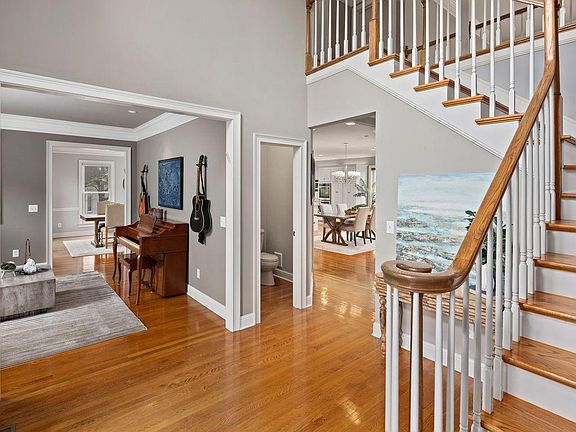 3rd image of 3 Warwick Ln