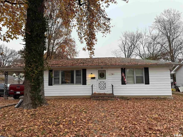 706 N Maple St, Benton, IL 62812