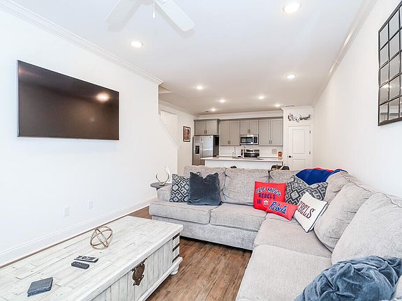 4th image of 646 Cottage Grove Cir