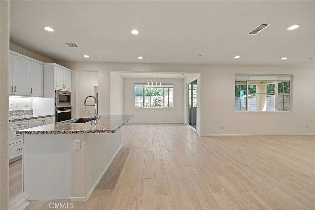 4 bed, 2608 sqft, $4,000 — Photo 4