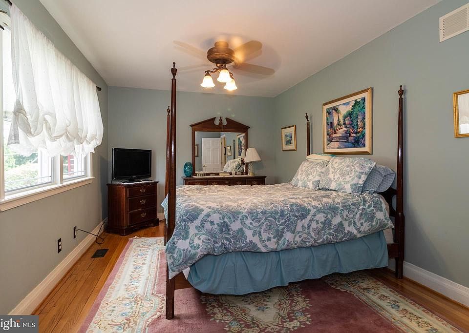 1st image of 2411 Ivanhoe Ln
