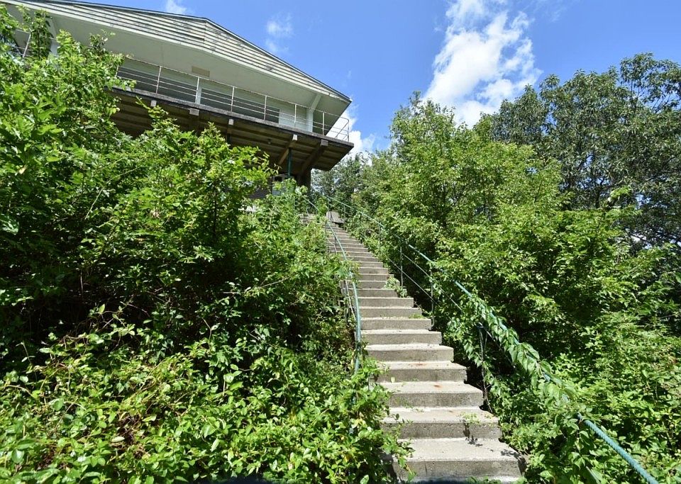 1st image of 8 Nethermont Ave